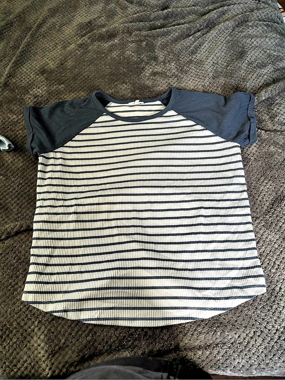 Womens size XL Maurices Striped Short Sleeve Top in White & Blue Size
